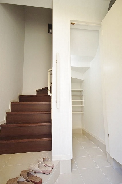 玄関　※参考写真（G1号室）※