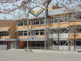 小学校　稲城市立平尾小学校（小学校）まで223m