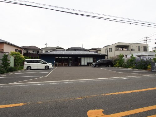 飲食店　エルマーズグリーンカフェ（飲食店）まで909m