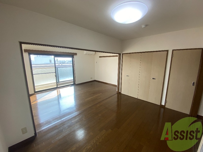 居室・リビング　１２帖の洋室が広がっています。落ち着きのあるお部屋。