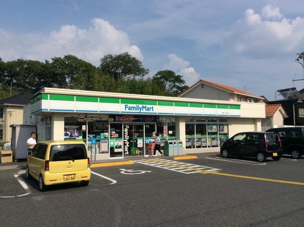 コンビニ　ファミリーマート吉成一丁目店（コンビニ）まで559m