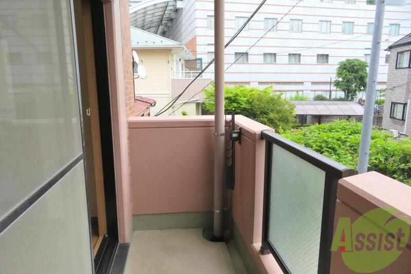 バルコニー　広めのバルコニーなので、お洗濯ものがたまった時も大丈夫そう。