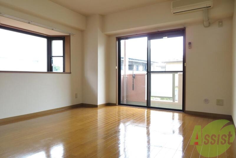 居室・リビング　陽当りの良いお部屋ですねー。ポカポカして気持ちよさそうです。