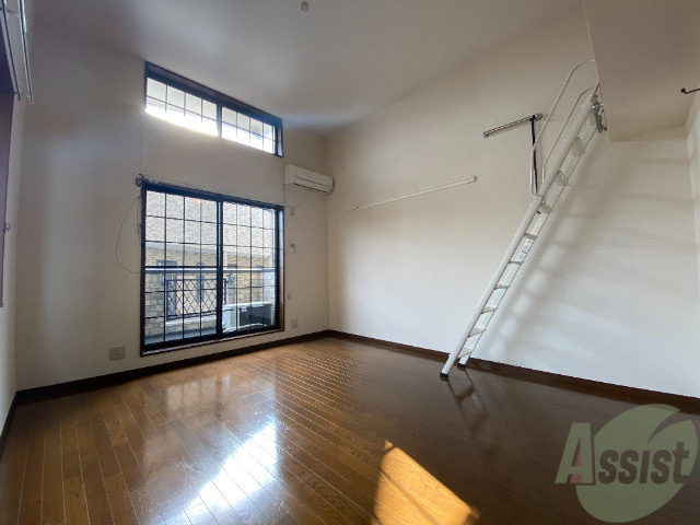 居室・リビング　８．９５帖の洋室です。広々として、きれいですね。