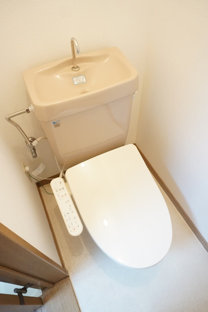 トイレ　暖房＋洗浄機能付き便座です☆