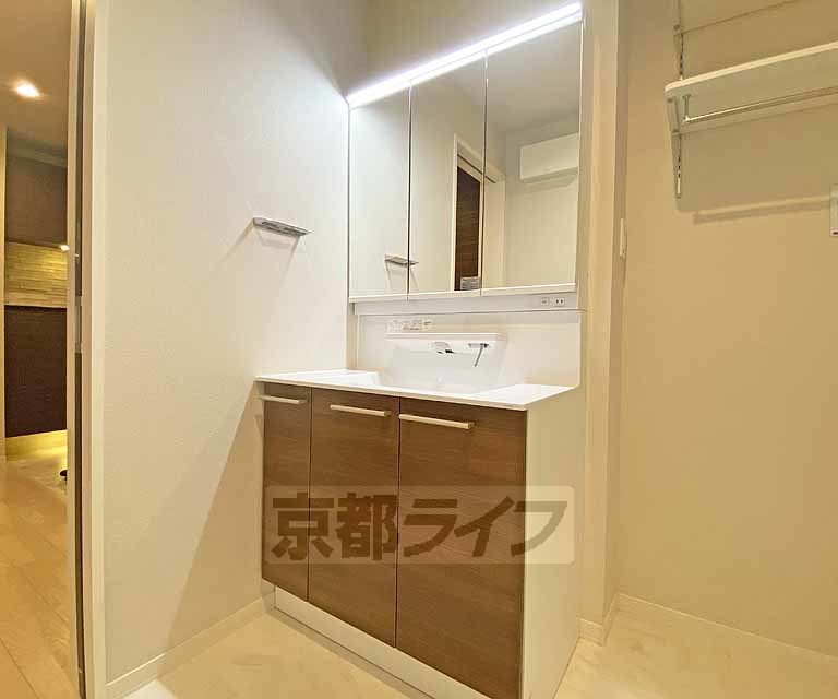 洗面設備　使い勝手の良い独立洗面台です。