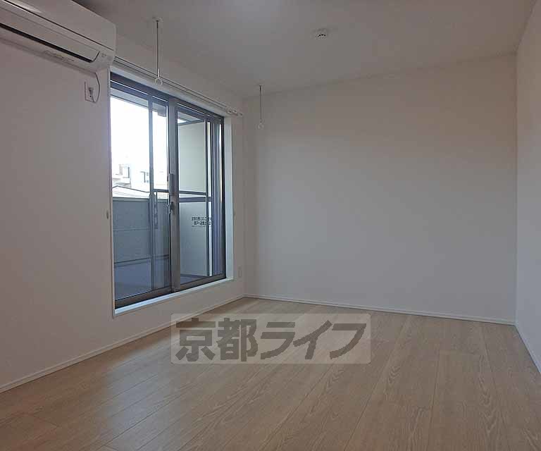 居室・リビング　大きな窓のある居室です。