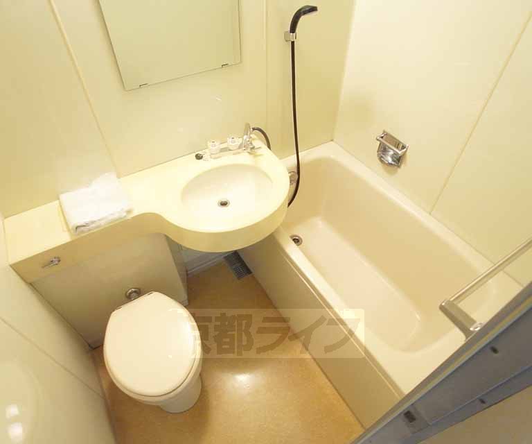 バス・シャワールーム　ユニットバスですが、広くゆったりとしています。