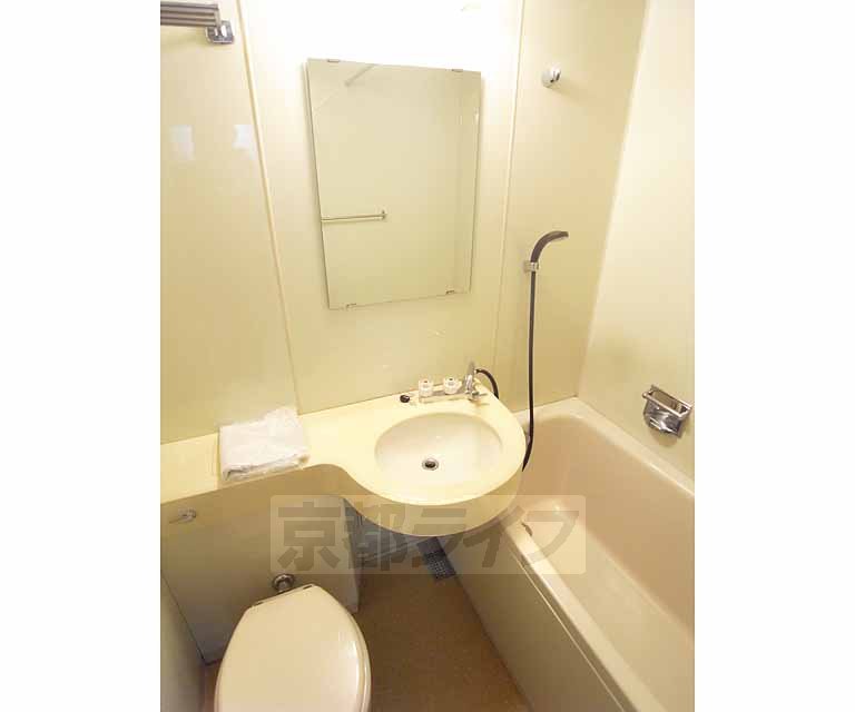 洗面設備　鏡もついています。