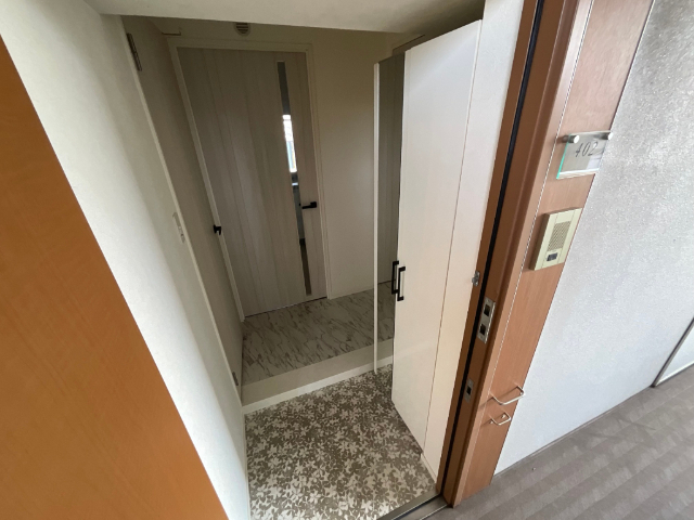 玄関　写真は別の部屋の写真です。