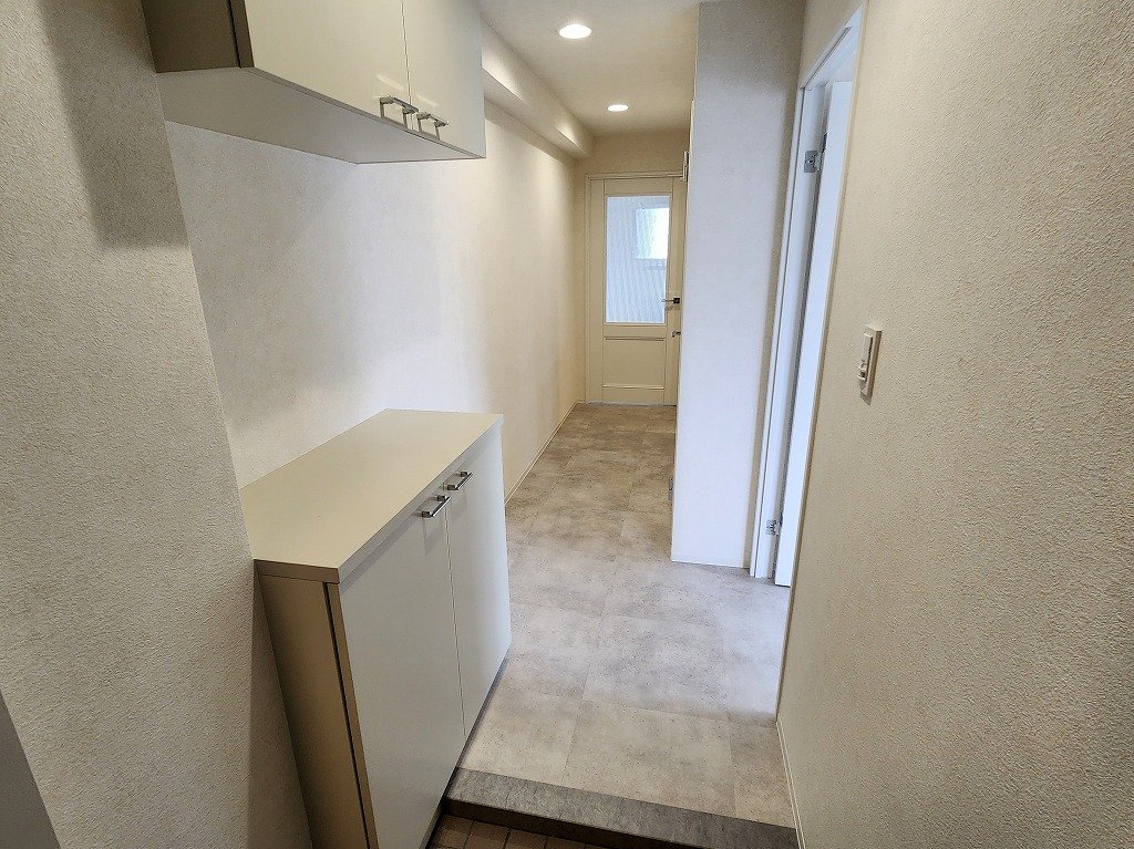 玄関　玄関から印象の良い室内