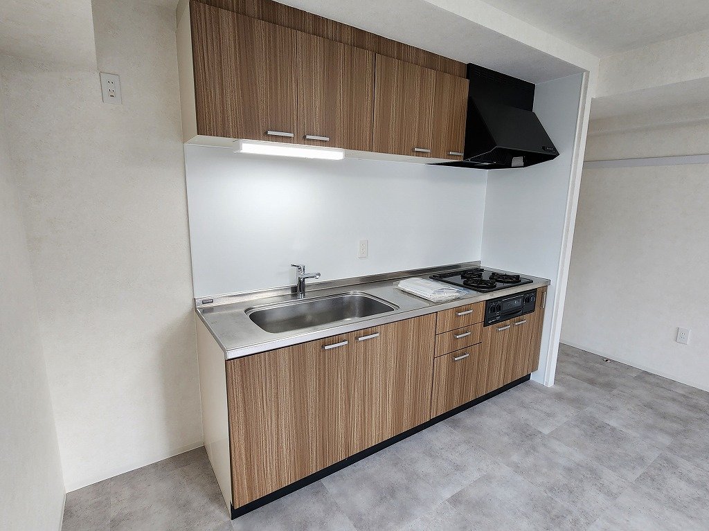 キッチン　３口システムキッチン　冷蔵庫置場