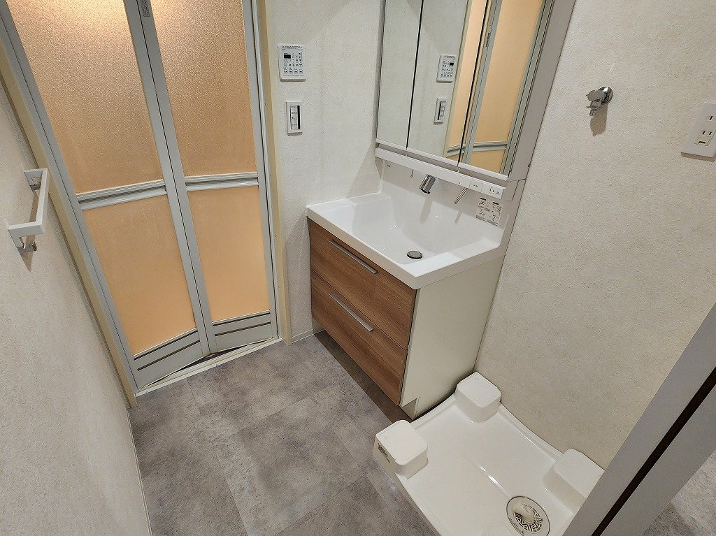 洗面設備　扉付き脱衣所（洗面台・洗濯パン）