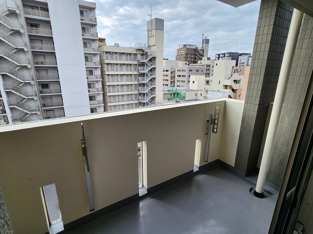 バルコニー　前面棟との距離あり　９Ｆ部分