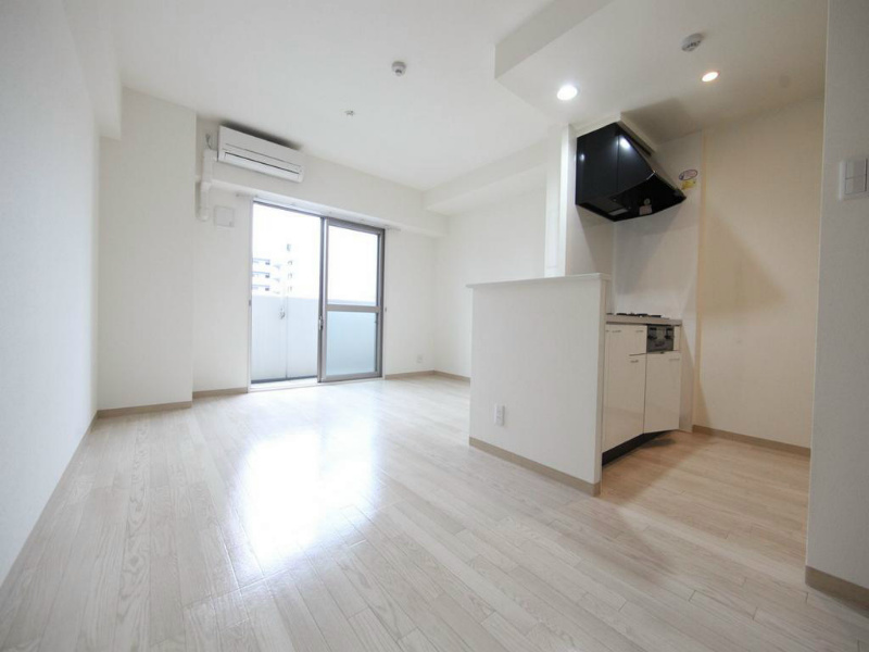 バルコニー　洋室13.1帖　カウンターキッチン　エアコン完備　バルコニー