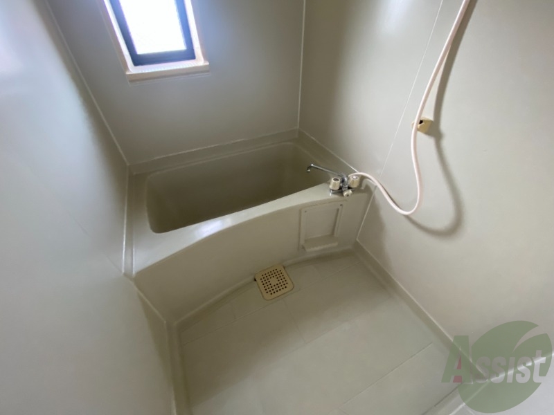 バス・シャワールーム　こちらはお風呂。一日の疲れをここで癒してください。