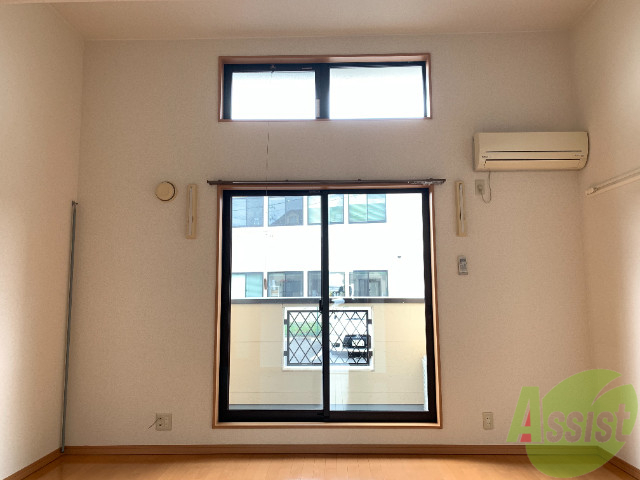 居室・リビング　こちらは８．６帖の寝室です。窓が二つもあって明るいですね