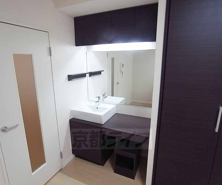 洗面設備　大きい鏡の洗面台です。