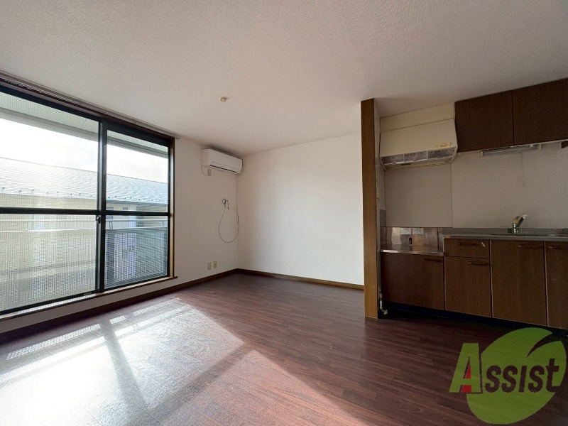 居室・リビング　１２帖のＬＤＫです。陽当たりも良く、広々としていますね。