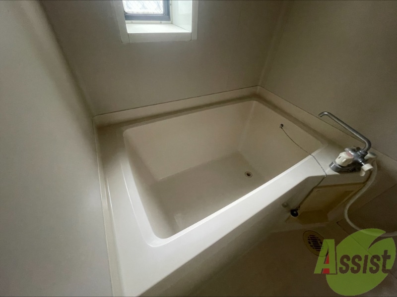 バス・シャワールーム　浴室には窓がついており、とても明るいですね。