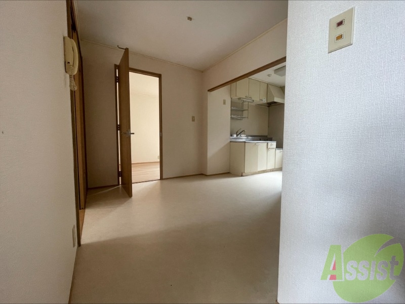 玄関　こちらは玄関から撮影、玄関に入ると直ぐダイニングキッチンです