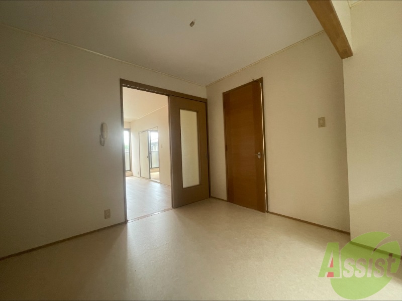 居室・リビング　こちらはダイニングキッチンです、広さがあり良いですね。