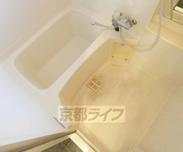 バス・シャワールーム　鏡の付いた便利なお風呂