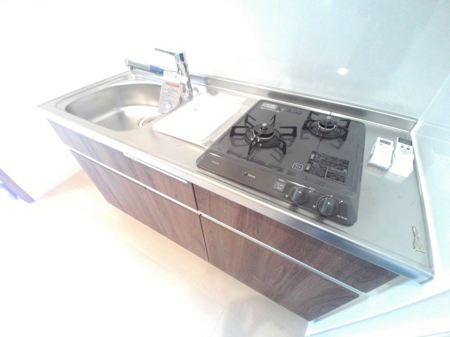 キッチン　2口ガスコンロ付きの広いキッチンで自炊も出来ます