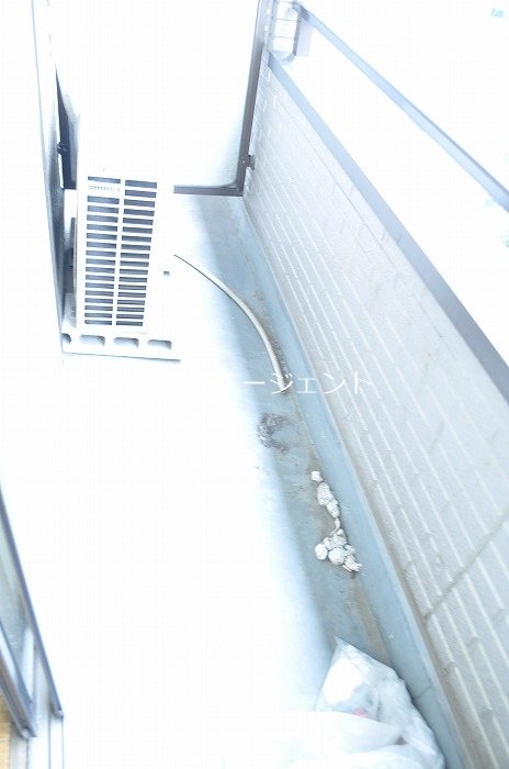 バルコニー　とても広いベランダで、洗濯物もたくさん干せます※参考画像です