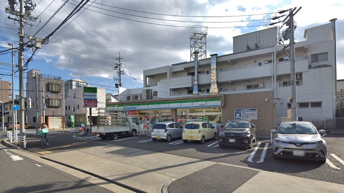 コンビニ　ファミリーマート（コンビニ）まで195m