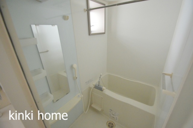 バス・シャワールーム　窓のついた明るいお風呂