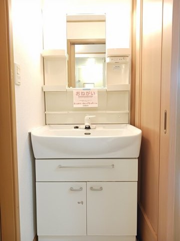 洗面設備　明るい洗面所です