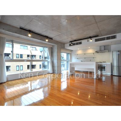 居室・リビング　同タイプ4階のお部屋を撮影。仕様が異なることがあります。