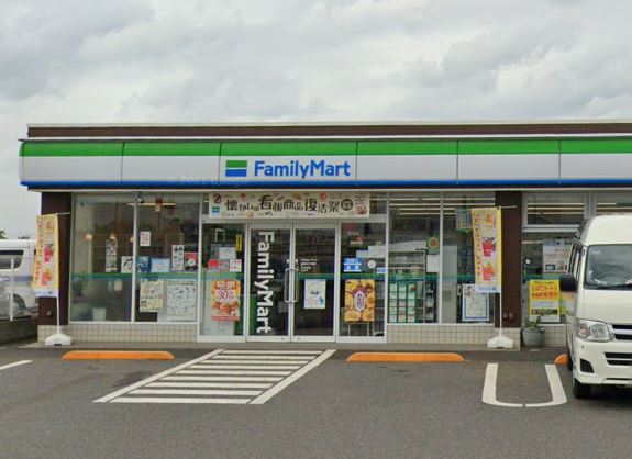 コンビニ　ファミリーマート（コンビニ）まで1057m