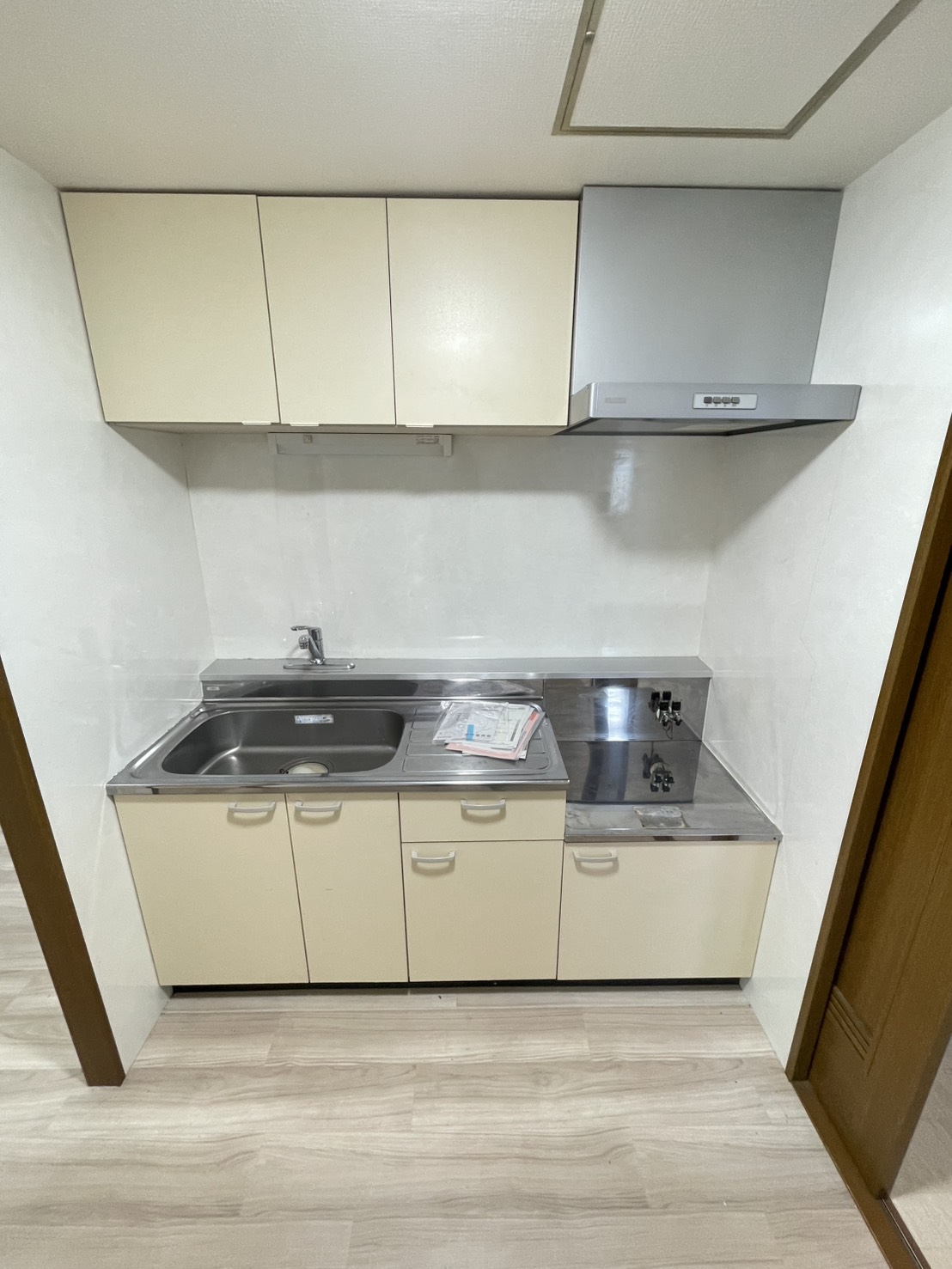 キッチン　反転タイプのお写真です。参考にご覧ください。