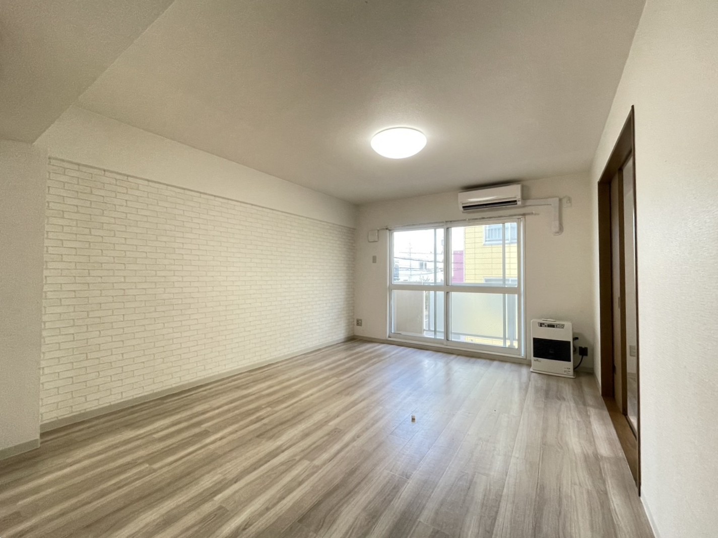 居室・リビング　反転タイプのお写真です。参考にご覧ください。