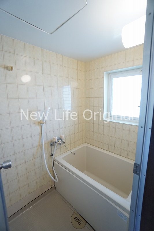 バス・シャワールーム　小窓から自然光が入る浴室です☆