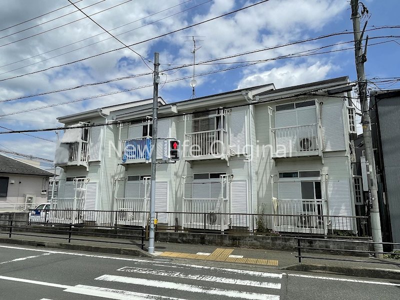 建物外観　白色を基調とした、落ち着いた印象の外観です☆