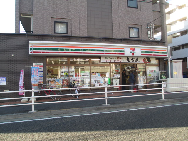 コンビニ　セブンイレブン横浜岸根町店（コンビニ）まで679m