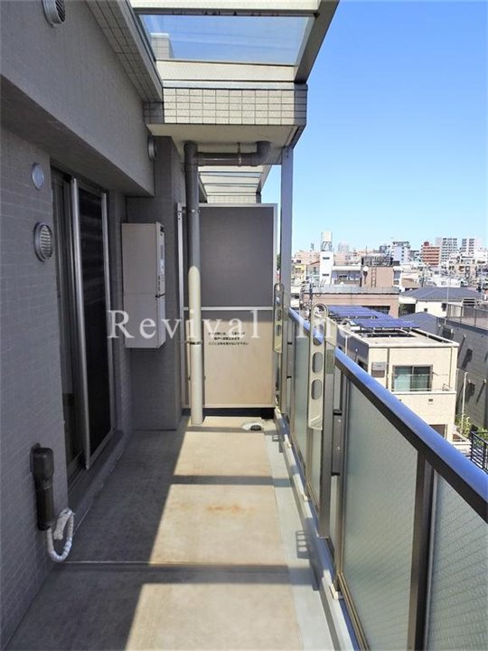 バルコニー　日当たりも良好なワイドバルコニー