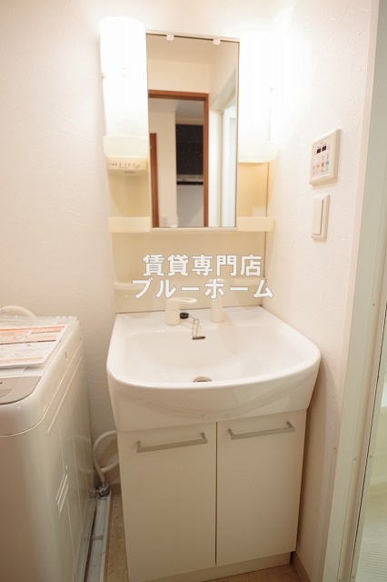 洗面設備　洗面所も収納豊富！