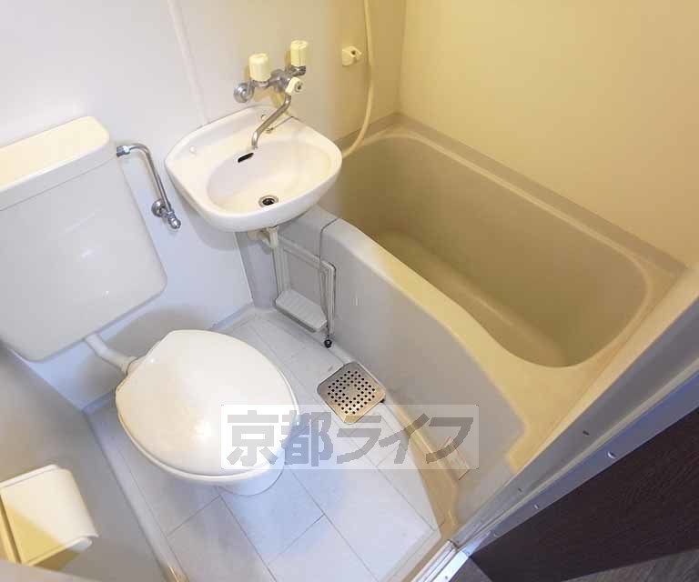 バス・シャワールーム　ＵＢです。きれいに流して掃除できます。