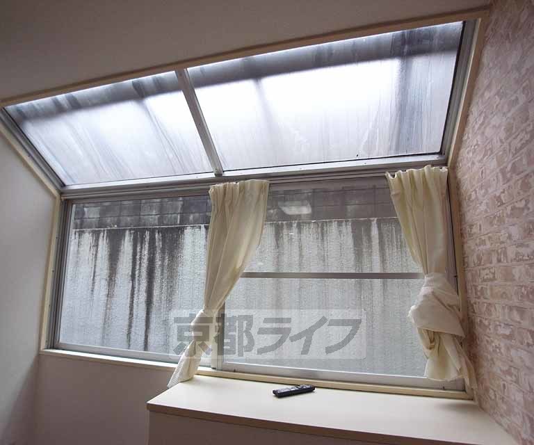 その他部屋・スペース　天窓な感じの窓です。