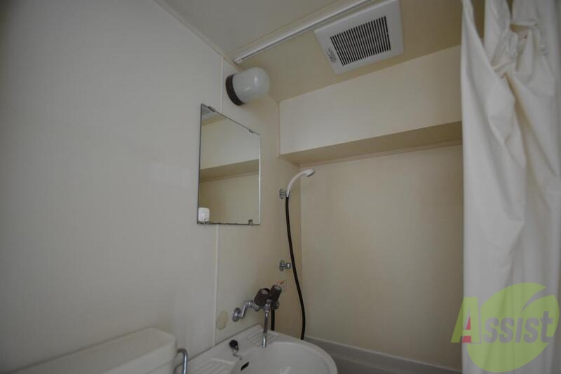 洗面設備　小さい鏡が付いています。