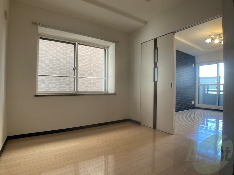 その他部屋・スペース　寝室はこちらです。光が差し込む、温かみのあるお部屋です。