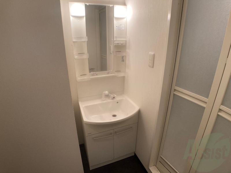 洗面設備　独立洗面台です。大きくてよいですね。シャンプーもできます。