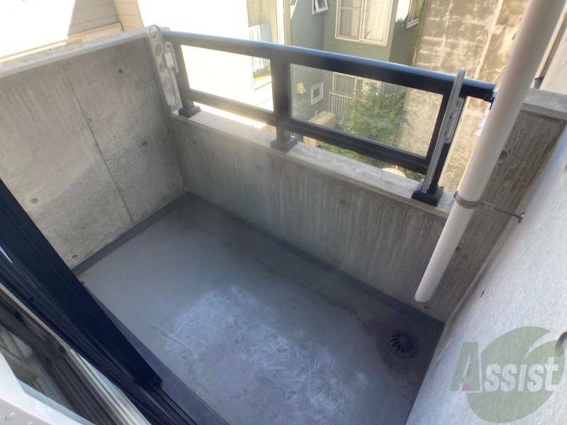 バルコニー　バルコニーは幅があり、広い印象を受けました。