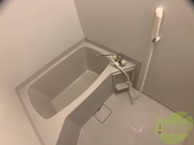 バス・シャワールーム　バスルームは狭すぎず、シャワーも浴びやすそうです。