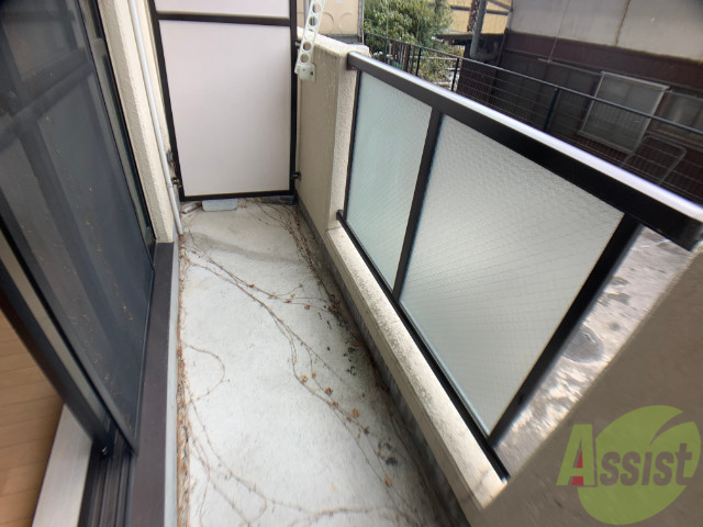 バルコニー　バルコニー。洗濯物がはかどりそうな広さがありますよ。