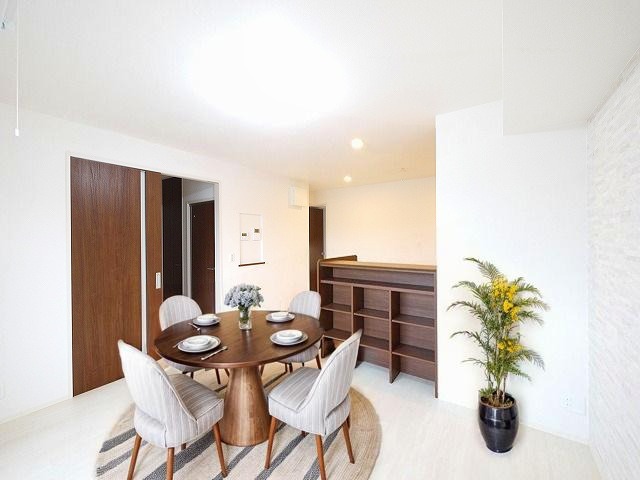 居室・リビング　CGで家具等を配置したもので家具等は含まれません